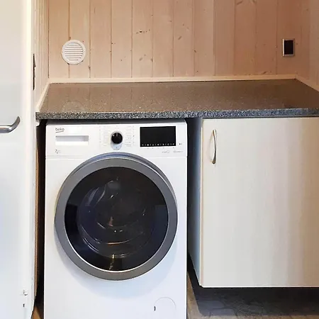 6 Person In Ansager-by Traum Ansager